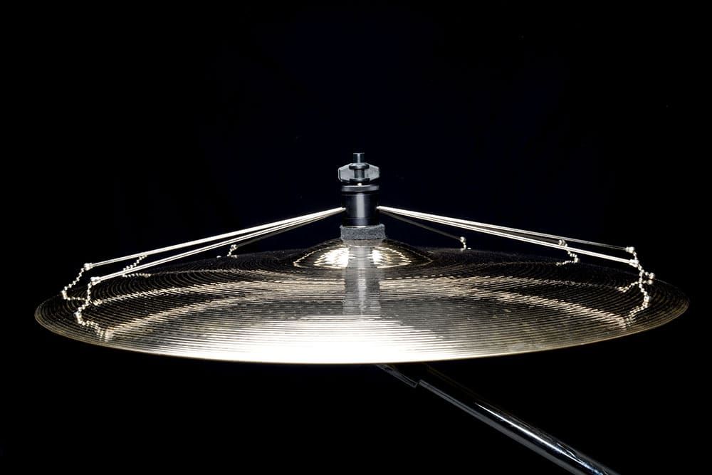 Side-view of a ride cymbal with an attached Jaspercussion Cymb Siz adjusted to a low position to give a heavy sizzle sound with fast decay.